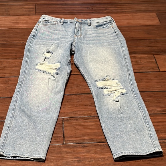 Hollister Ultra High-Rise Mom Jean - Picture 5 of 9